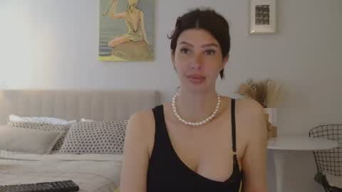 White Queen online show from 06/17/26, 04:37