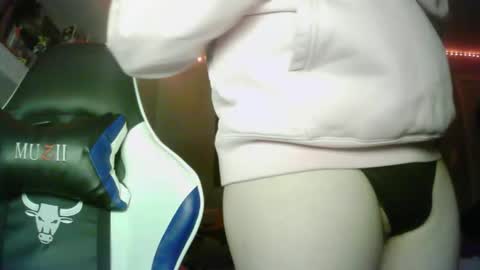 Snapshot of whiteweapon88 chatting on 02/14/26, 06:21 whiteweapon88 online show from 02/14/26, 06:21