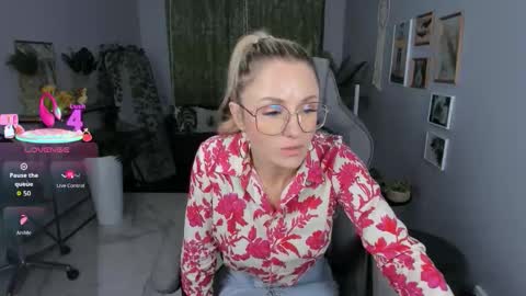 Snapshot of whitneypunnch chatting on 03/23/26, 02:32 whitneypunnch online show from 03/23/26, 02:32