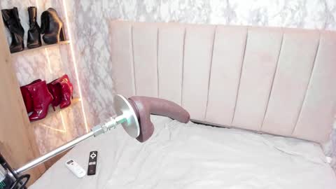 Snapshot of whitneyyfox chatting on 09/14/25, 10:53 whitneyyfox online show from 09/14/25, 10:53