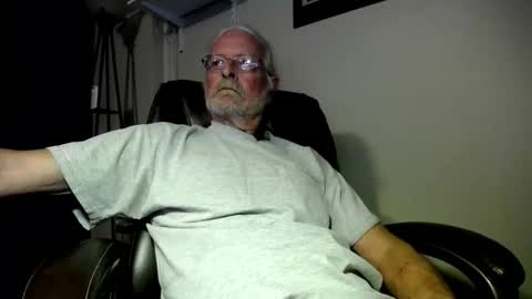 Snapshot of whofcares2 chatting on 04/10/26, 01:33 whofcares2 online show from 04/10/26, 01:33