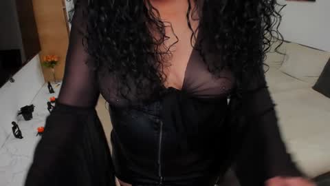 Snapshot of wicked_hilde chatting on 12/19/24, 07:51 Milf Amy online show from 12/19/24, 07:51