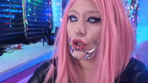 Snapshot of wickedxqueen chatting on 03/02/25, 05:44 Laura  online show from 03/02/25, 05:44