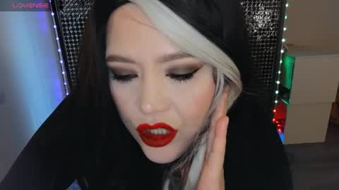 Laura  online show from 04/15/26, 07:54