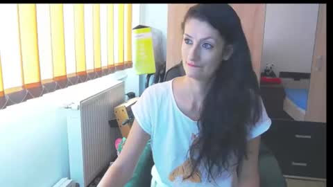 Snapshot of wildbea23 chatting on 10/16/25, 06:03 Bea online show from 10/16/25, 06:03