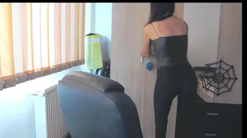 Snapshot of wildbea23 chatting on 10/31/25, 10:05 Bea online show from 10/31/25, 10:05