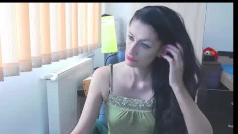 Snapshot of wildbea23 chatting on 11/09/25, 08:01 Bea online show from 11/09/25, 08:01