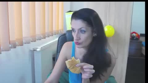 Snapshot of wildbea23 chatting on 11/12/25, 08:04 Bea online show from 11/12/25, 08:04