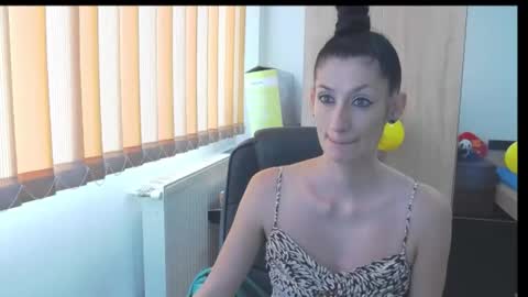 Snapshot of wildbea23 chatting on 11/16/25, 10:32 Bea online show from 11/16/25, 10:32