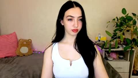 Snapshot of wildkittenx_ chatting on 05/17/26, 05:27 Alena online show from 05/17/26, 05:27