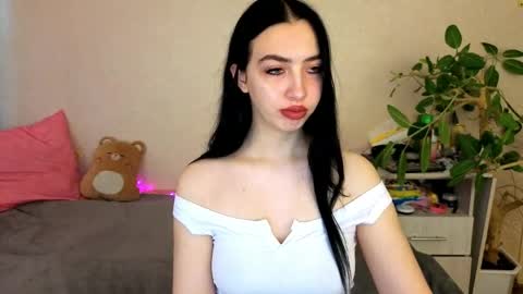 Snapshot of wildkittenx_ chatting on 05/18/26, 05:24 Alena online show from 05/18/26, 05:24