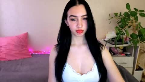 Snapshot of wildkittenx_ chatting on 05/22/26, 05:25 Alena online show from 05/22/26, 05:25