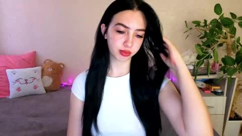Snapshot of wildkittenx_ chatting on 05/24/26, 05:01 Alena online show from 05/24/26, 05:01