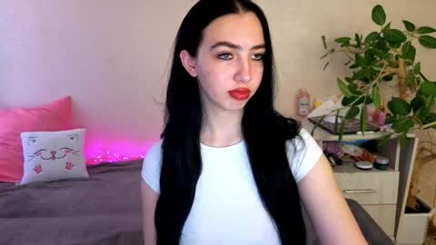 Snapshot of wildkittenx_ chatting on 05/25/26, 05:02 Alena online show from 05/25/26, 05:02