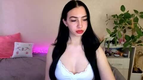 Snapshot of wildkittenx_ chatting on 05/26/26, 04:08 Alena online show from 05/26/26, 04:08