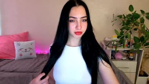 Snapshot of wildkittenx_ chatting on 05/29/26, 04:10 Alena online show from 05/29/26, 04:10