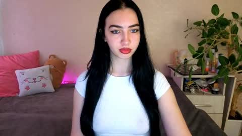 Snapshot of wildkittenx_ chatting on 06/04/26, 04:18 Alena online show from 06/04/26, 04:18