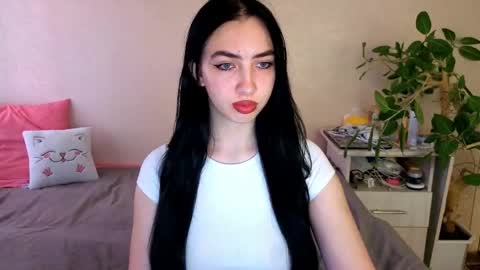 Snapshot of wildkittenx_ chatting on 06/08/26, 04:02 Alena online show from 06/08/26, 04:02