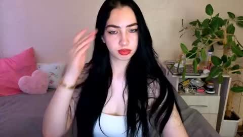 Snapshot of wildkittenx_ chatting on 06/15/26, 04:04 Alena online show from 06/15/26, 04:04