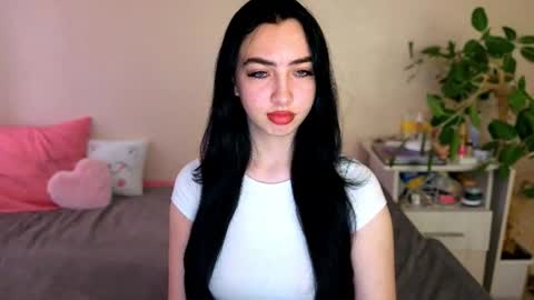 Snapshot of wildkittenx_ chatting on 06/26/26, 04:06 Alena online show from 06/26/26, 04:06