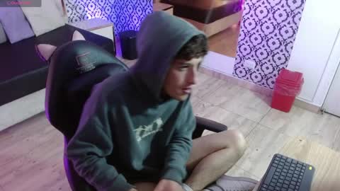 Snapshot of will_tay1 chatting on 04/06/26, 02:42 WILL online show from 04/06/26, 02:42