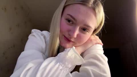 Snapshot of willettealfiero chatting on 03/23/26, 02:54 Sophia online show from 03/23/26, 02:54