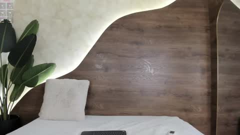 Snapshot of willow_hendrix chatting on 02/28/25, 07:56 Ms Willow online show from 02/28/25, 07:56