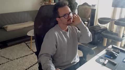 Snapshot of winnydepooh chatting on 10/11/25, 12:15 cream36 online show from 10/11/25, 12:15