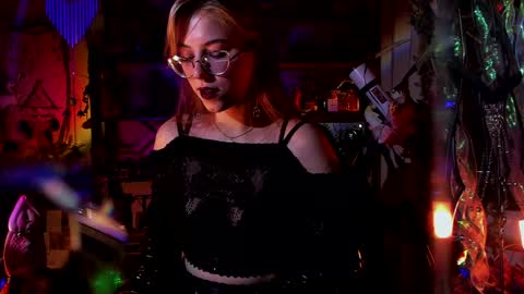 Snapshot of witch_fiona chatting on 01/30/25, 08:10 Goddess of two strapons  - Mr. long Don Mr. Pinky online show from 01/30/25, 08:10