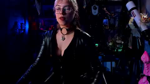 Snapshot of witch_fiona chatting on 02/18/25, 07:09 Goddess of two strapons  - Mr. long Don Mr. Pinky online show from 02/18/25, 07:09