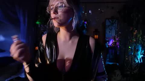 Snapshot of witch_fiona chatting on 12/19/25, 11:23 Goddess of two strapons - Mr. long Don Mr. Pinky online show from 12/19/25, 11:23