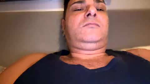 Snapshot of witebull83 chatting on 12/12/24, 03:27 Witebull online show from 12/12/24, 03:27