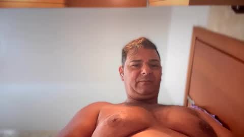 Snapshot of witebull83 chatting on 03/26/26, 10:21 Witebull online show from 03/26/26, 10:21