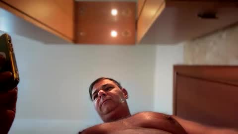 Snapshot of witebull83 chatting on 04/01/26, 06:36 Witebull online show from 04/01/26, 06:36