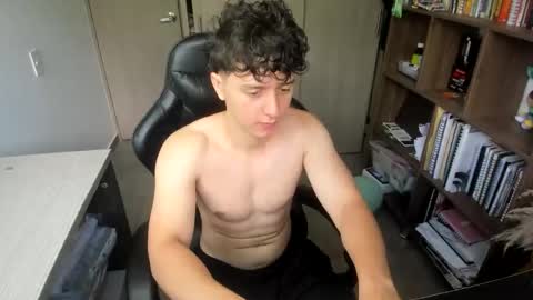 Snapshot of wolker_allan chatting on 12/17/25, 04:02 wolker_allan online show from 12/17/25, 04:02