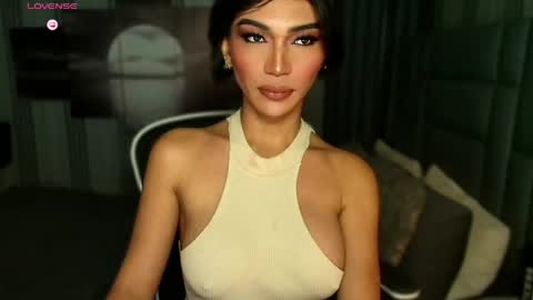 Snapshot of womanofyourdesire_ts chatting on 04/26/26, 04:21 Julia online show from 04/26/26, 04:21