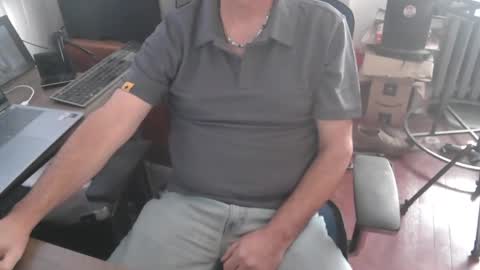 Snapshot of woodworker6473 chatting on 12/21/25, 03:19 woodworker6473 online show from 12/21/25, 03:19