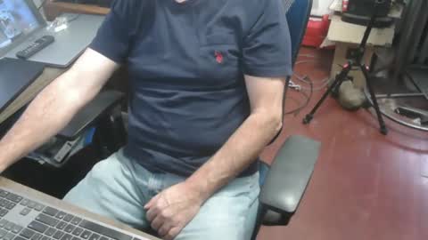 Snapshot of woodworker6473 chatting on 01/06/26, 01:26 woodworker6473 online show from 01/06/26, 01:26