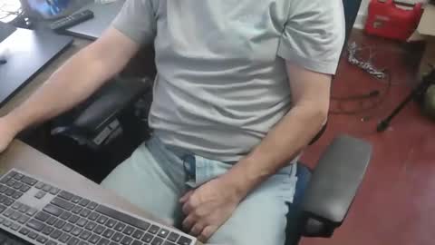 Snapshot of woodworker6473 chatting on 01/09/26, 02:31 woodworker6473 online show from 01/09/26, 02:31