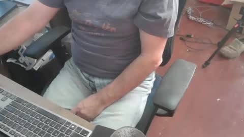 Snapshot of woodworker6473 chatting on 01/13/26, 01:38 woodworker6473 online show from 01/13/26, 01:38