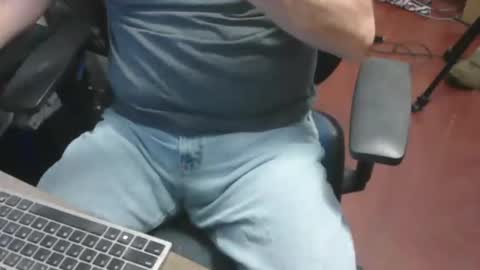 Snapshot of woodworker6473 chatting on 01/15/26, 01:26 woodworker6473 online show from 01/15/26, 01:26