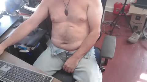 Snapshot of woodworker6473 chatting on 02/05/26, 03:27 woodworker6473 online show from 02/05/26, 03:27