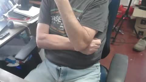 Snapshot of woodworker6473 chatting on 02/06/26, 02:09 woodworker6473 online show from 02/06/26, 02:09