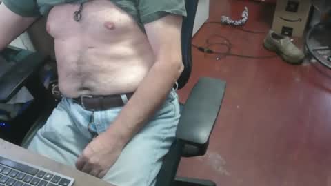 Snapshot of woodworker6473 chatting on 02/20/26, 02:39 woodworker6473 online show from 02/20/26, 02:39