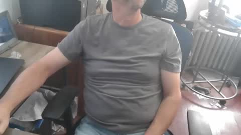 Snapshot of woodworker6473 chatting on 02/26/26, 01:43 woodworker6473 online show from 02/26/26, 01:43