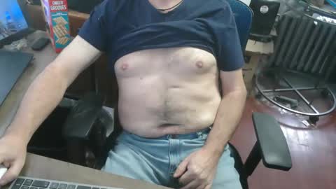 Snapshot of woodworker6473 chatting on 03/06/26, 02:13 woodworker6473 online show from 03/06/26, 02:13