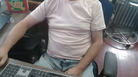 Snapshot of woodworker6473 chatting on 03/17/26, 02:31 woodworker6473 online show from 03/17/26, 02:31