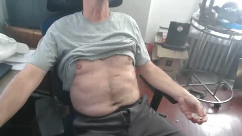 Snapshot of woodworker6473 chatting on 04/10/26, 02:11 woodworker6473 online show from 04/10/26, 02:11