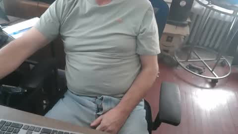 Snapshot of woodworker6473 chatting on 04/21/26, 01:50 woodworker6473 online show from 04/21/26, 01:50
