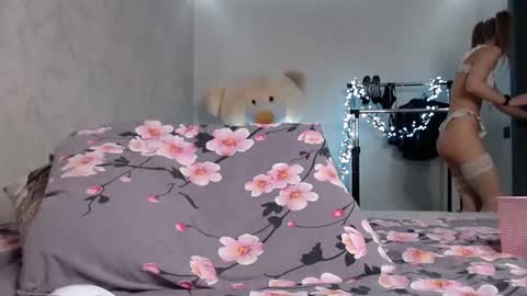 Snapshot of wow_blonde chatting on 10/12/25, 11:53 Lily online show from 10/12/25, 11:53